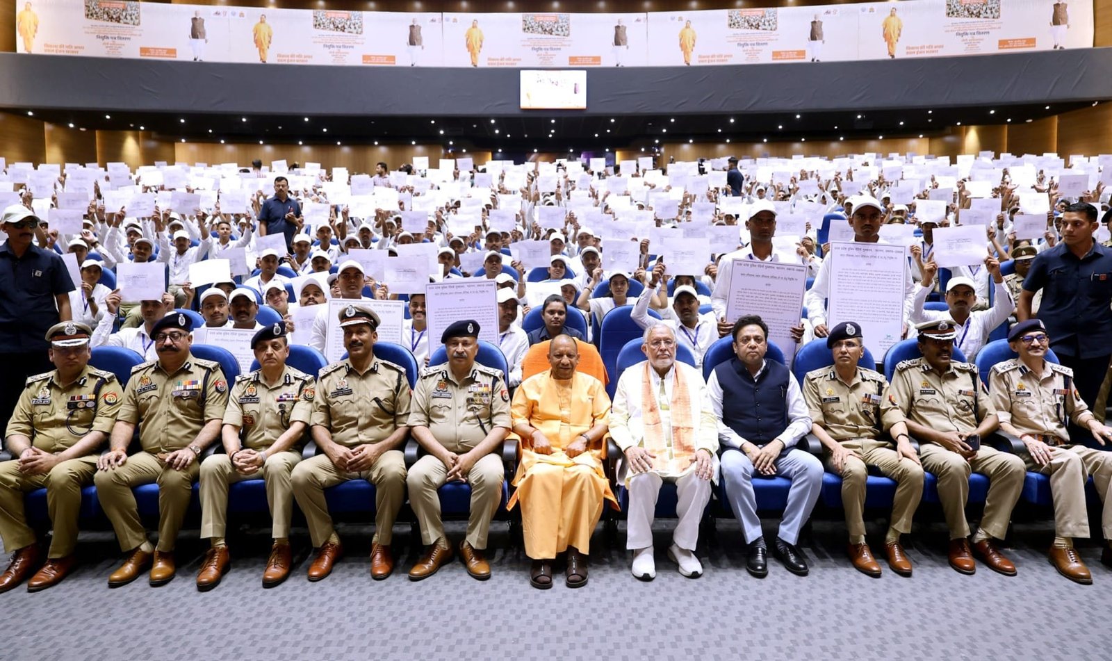 लखनऊ: सीएम योगी ने 60,200+ पुलिस आरक्षियों की दीक्षांत परेड के बाद 936 को नियुक्ति पत्र दिए