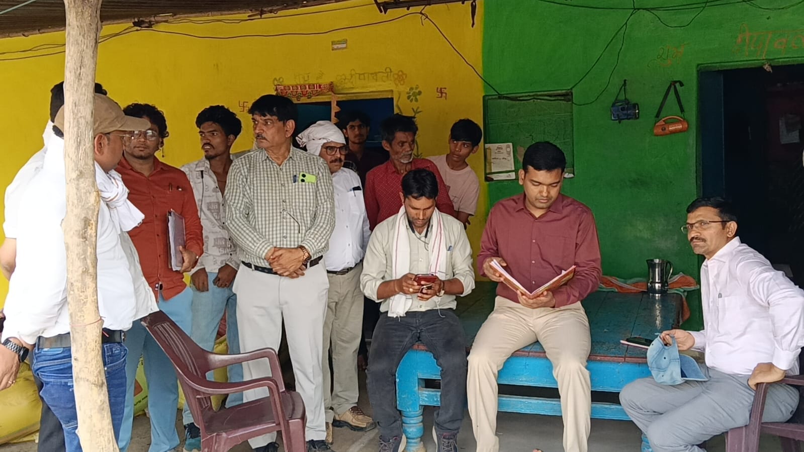 रायसेन: डोर-टू-डोर स्वगणना की प्रगति देखने पहुंचे कलेक्टर, ग्रामीणों से किया संवाद