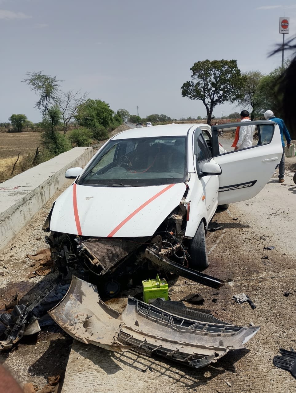 दमोह में रफ्तार का कहर; पुलिया से टकराकर चकनाचूर हुई कार, घायलों का जिला अस्पताल में इलाज जारी