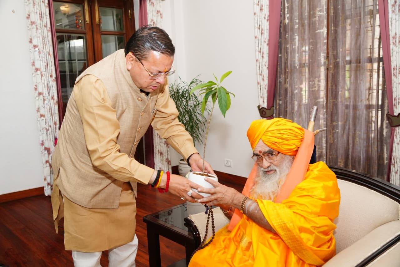 मुख्यमंत्री धामी ने केदारनाथ धाम के रावल का किया स्वागत, चारधाम यात्रा की तैयारियों पर हुई चर्चा