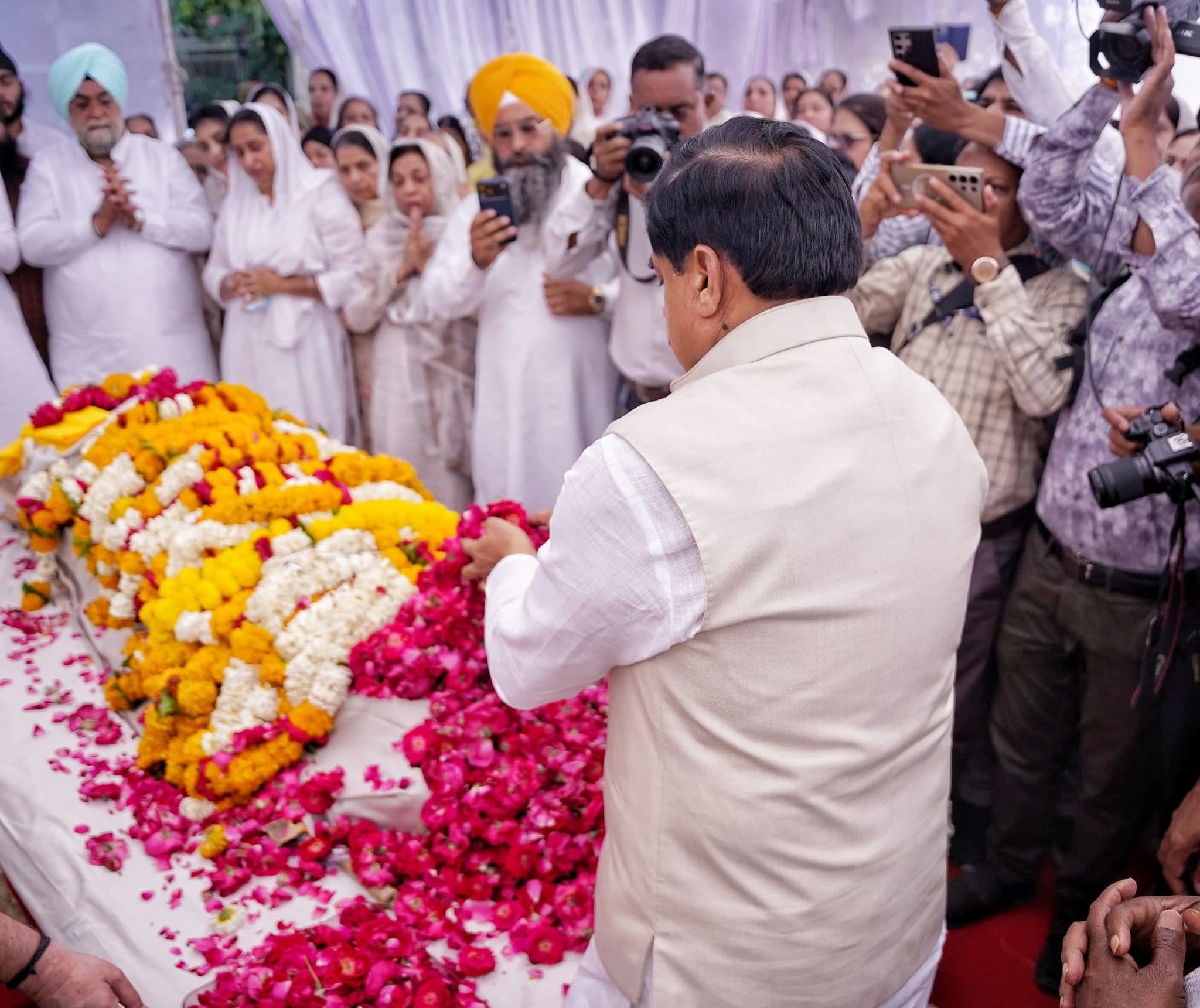 उज्जैन: कनाडा में हुई दुखद घटना के बाद स्वर्गीय गुरकीरत सिंह मनोचा का पार्थिव शरीर पहुंचा, परिवार में शोक