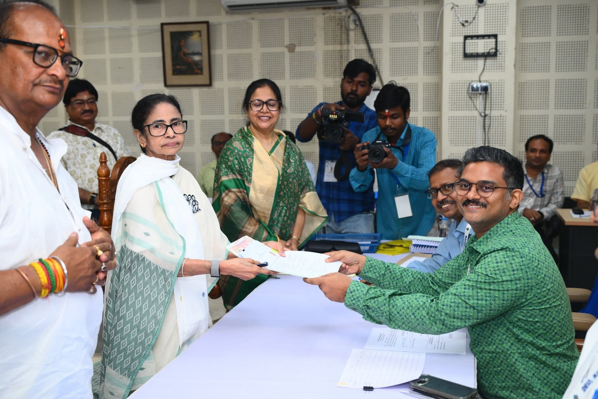 पश्चिम बंगाल विधानसभा चुनाव 2026: मुख्यमंत्री ममता बनर्जी ने भरा नामांकन पत्र
