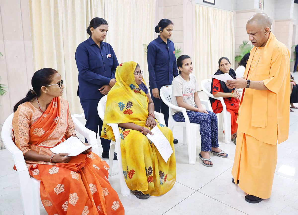 लखनऊ में जनता दर्शन कार्यक्रम, सीएम योगी आदित्यनाथ ने सुनीं जनसमस्याएं