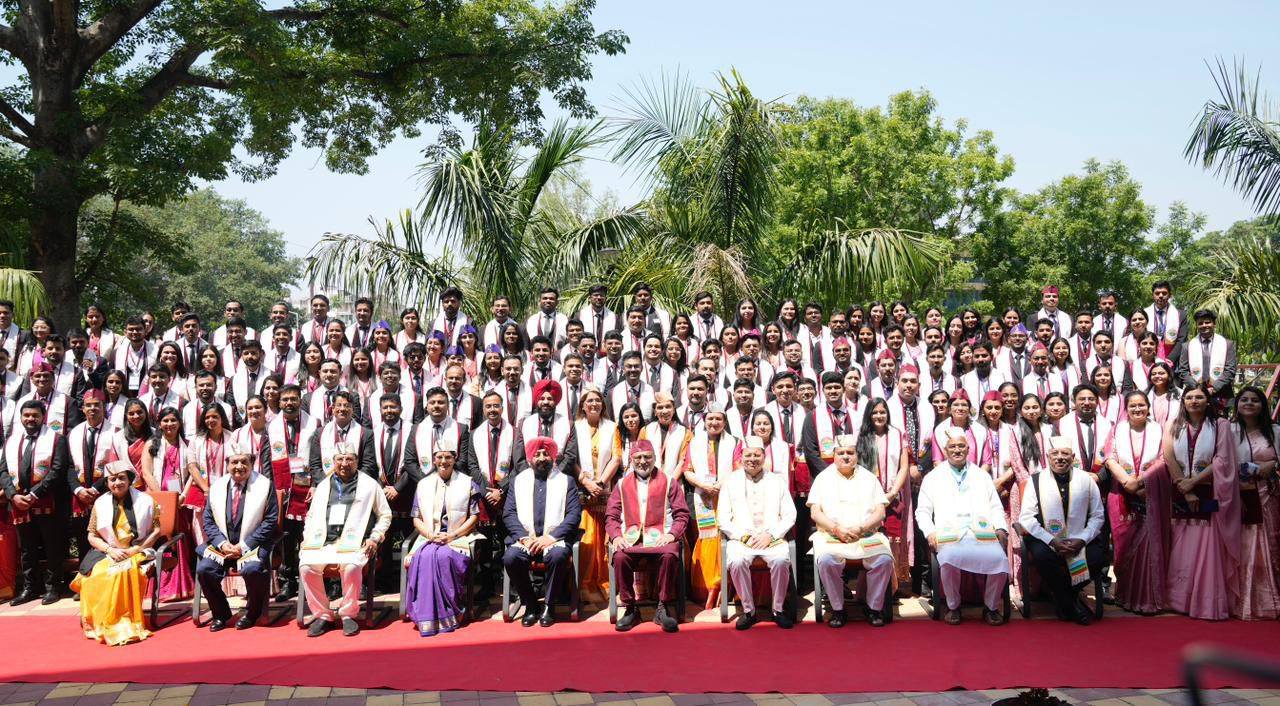 एम्स ऋषिकेश: 6वें दीक्षांत समारोह में छात्रों को मिली डिग्री और पदक, ‘रुद्राक्ष’ पत्रिका का विमोचन