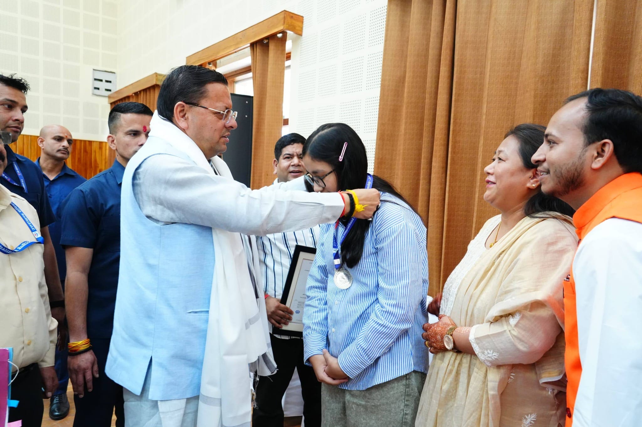 देहरादून: मुख्य सेवक सदन में सीएम धामी ने जनता मिलन कार्यक्रम में लोगों की समस्याएं सुनी, अधिकारियों को तुरंत निर्देश दिए