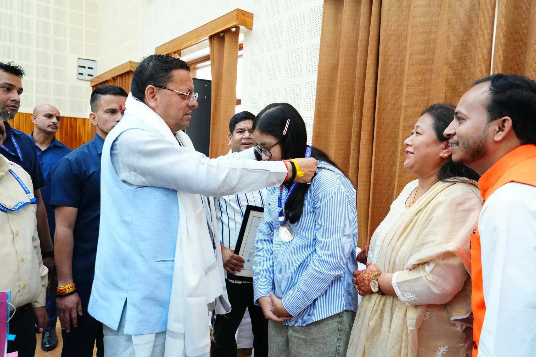 देहरादून: मुख्य सेवक सदन में सीएम धामी ने जनता मिलन कार्यक्रम में लोगों की समस्याएं सुनी, अधिकारियों को तुरंत निर्देश दिए