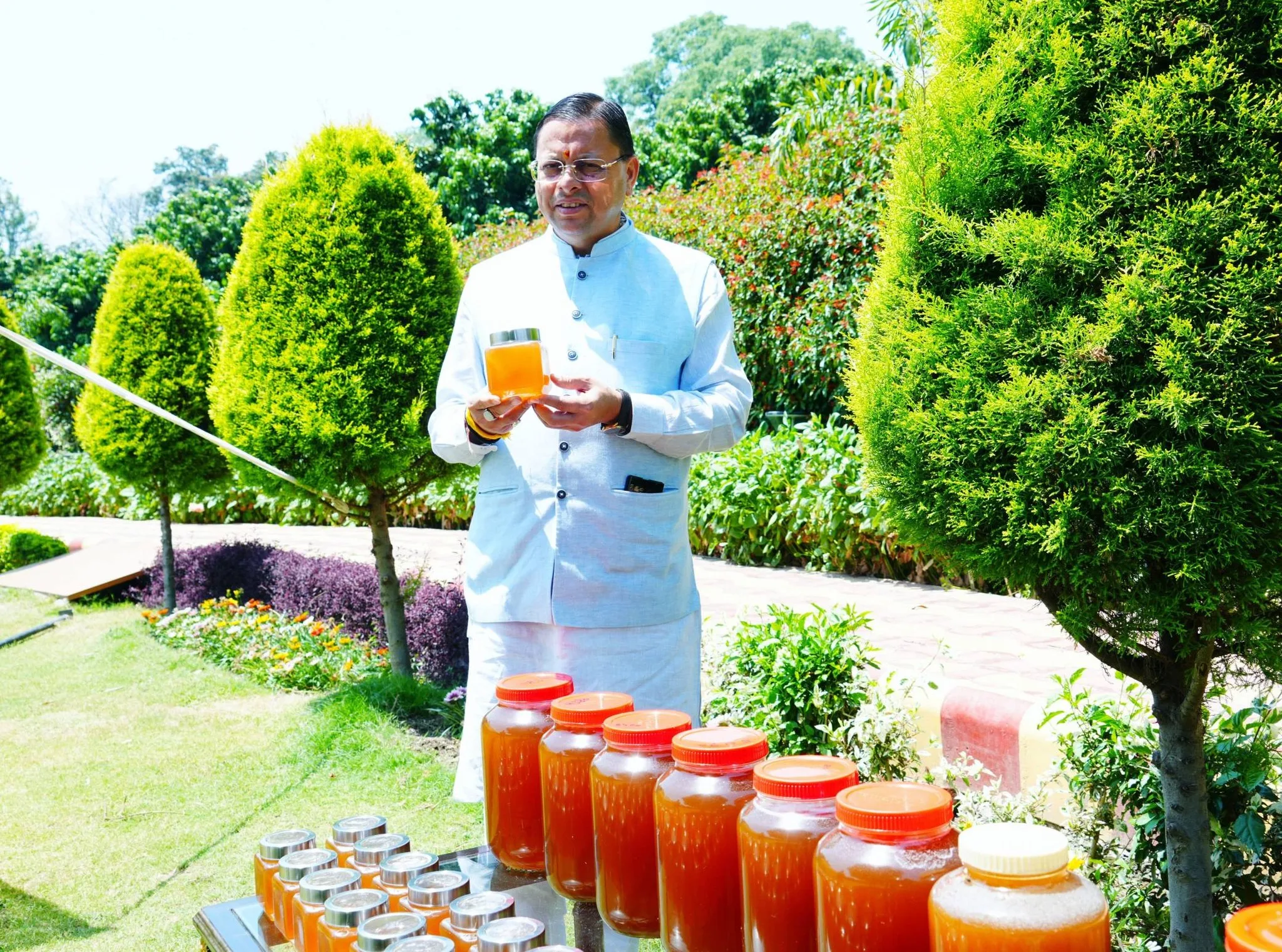 सीएम धामी ने शासकीय आवास में देखा शहद उत्पादन, 45 दिन में 520 किलो का रिकॉर्ड