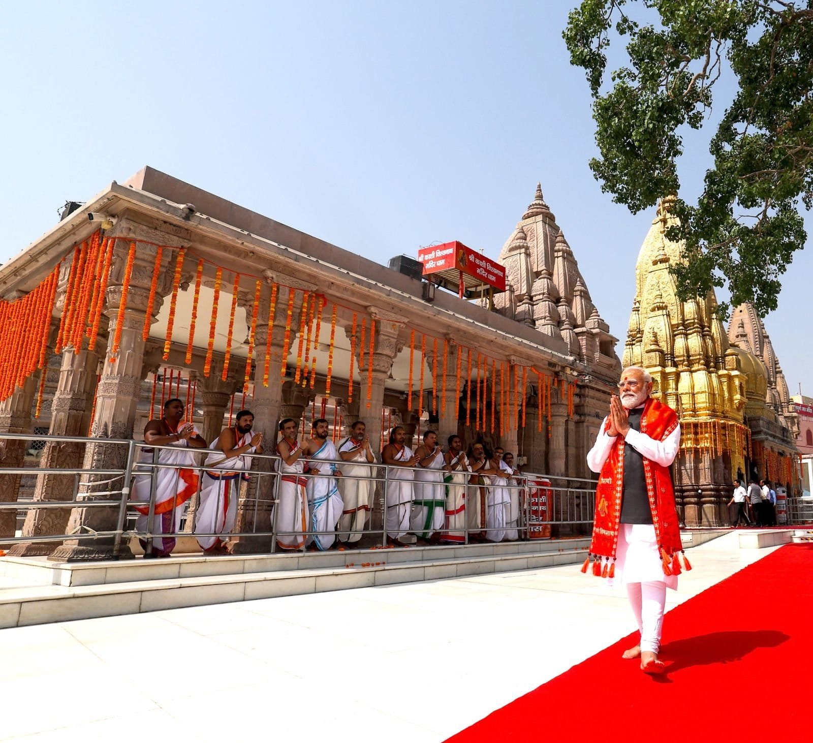 श्री काशी विश्वनाथ मंदिर पहुंचे पीएम मोदी, वैदिक मंत्रोच्चार के बीच विधि-विधान से संपन्न हुई पूजा-अर्चना