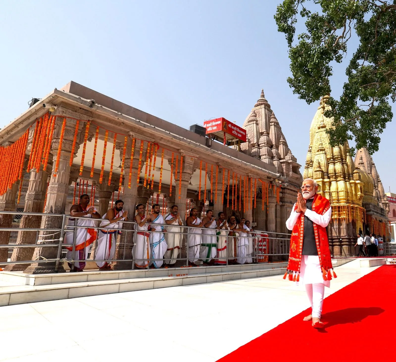 श्री काशी विश्वनाथ मंदिर पहुंचे पीएम मोदी, वैदिक मंत्रोच्चार के बीच विधि-विधान से संपन्न हुई पूजा-अर्चना