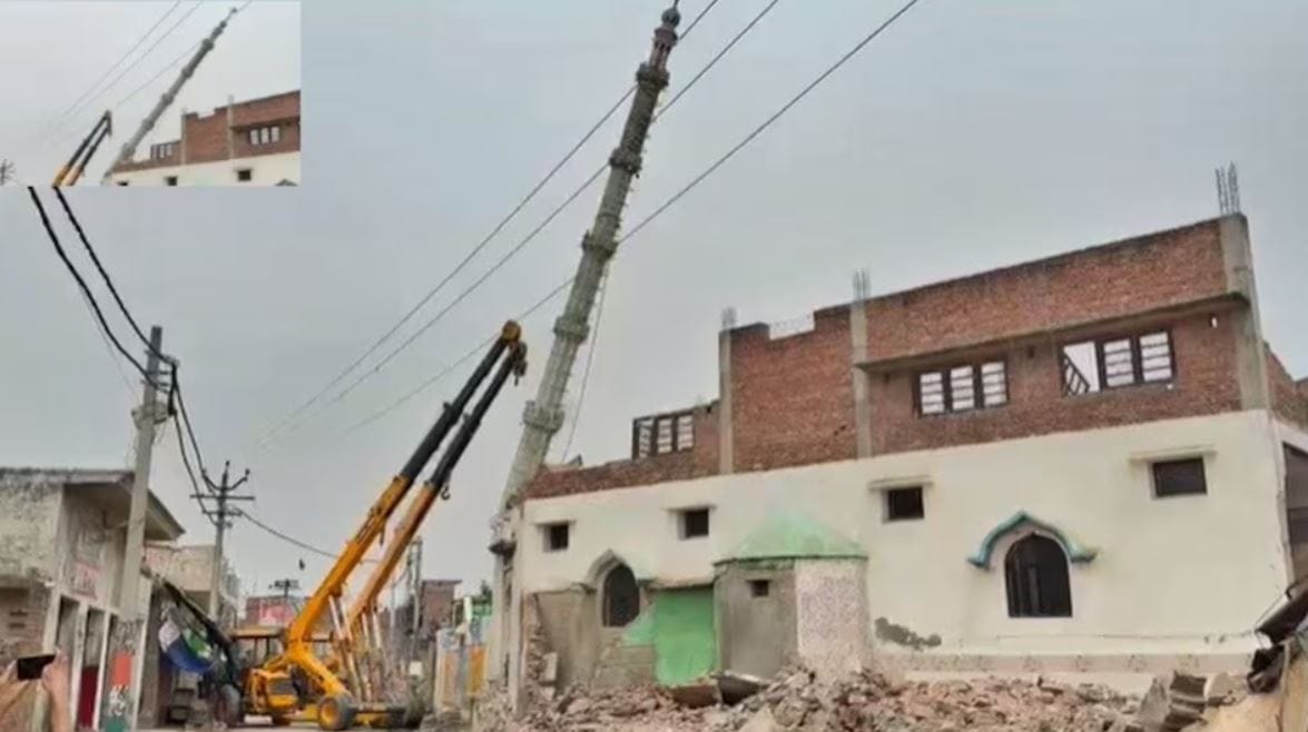 अवैध कब्जे पर भारी पड़ा कानून: संभल में 35 फीट ऊंची मीनार और मदरसा जमींदोज, भारी पुलिस बल तैनात
