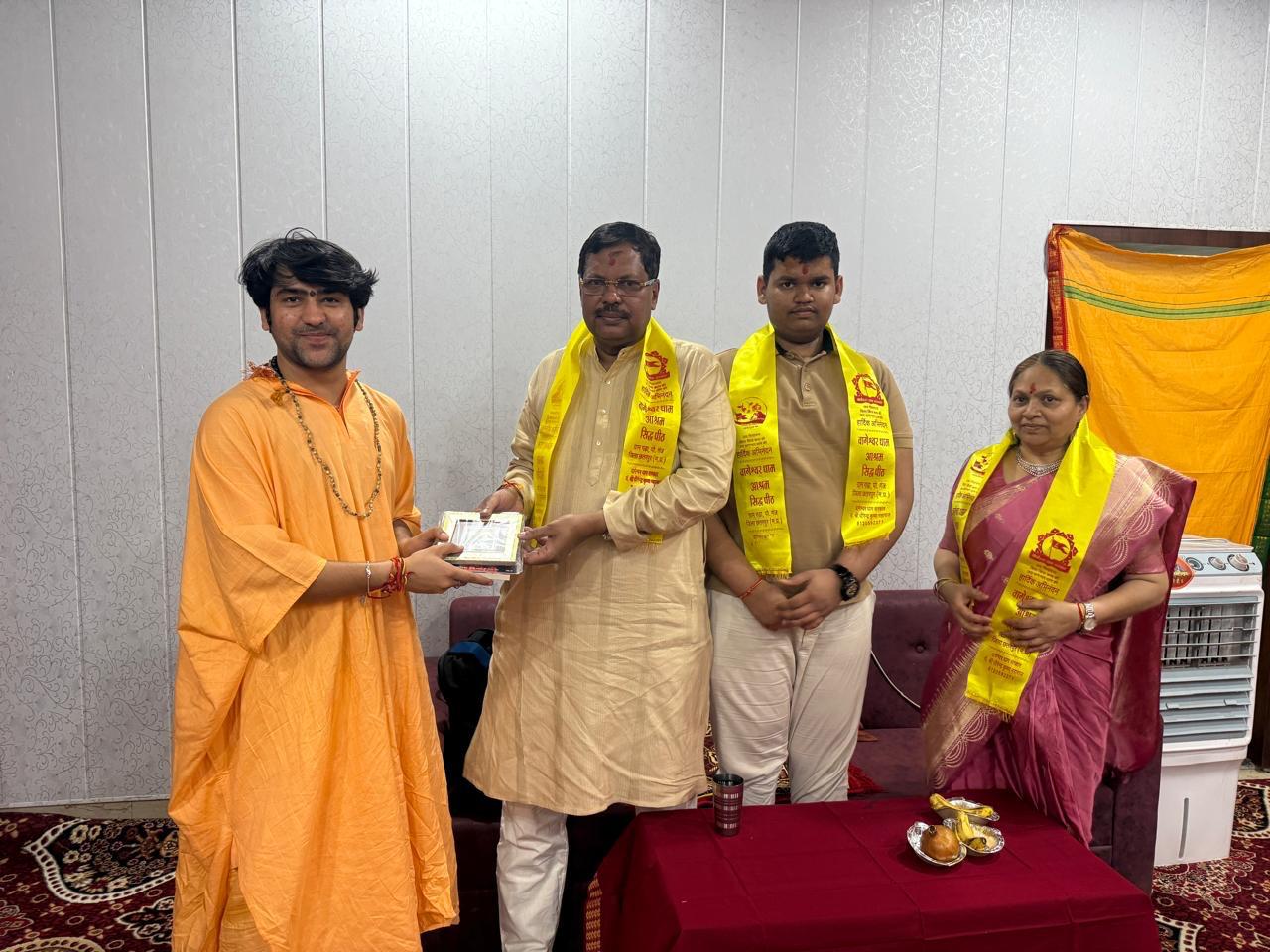 खजुराहो: बागेश्वर सरकार से मिले पूर्व जस्टिस बी.आर. गवई, दर्शन कर लिया आशीर्वाद