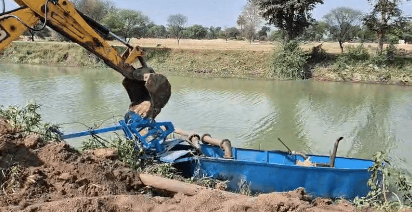 टीकमगढ़ में अवैध रेत खनन पर बड़ी कार्रवाई, डोडा घाट पर लिफ्टर मशीन जब्त कर मौके पर ही तोड़ी