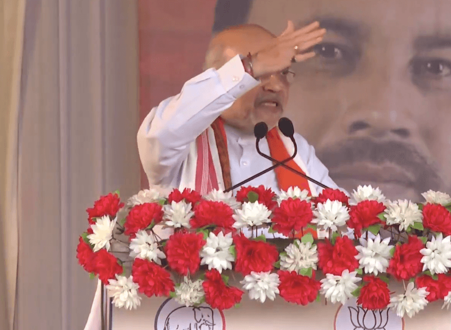 नगांव में गृह मंत्री अमित शाह की गरज: राहुल गांधी पर तीखा हमला, असम के विकास में बीजेपी की भूमिका पर जोर