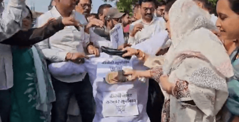 रतलाम नगर निगम सम्मेलन में हंगामा: कांग्रेस पार्षद ने वीर सावरकर को कहा देशद्रोही