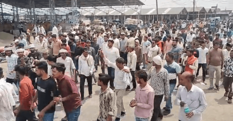 दमोह मंडी में हंगामा: डाक बंद होने से किसानों ने सागर मार्ग पर लगाया जाम; नीलामी रुकने पर सड़क पर उतरे
