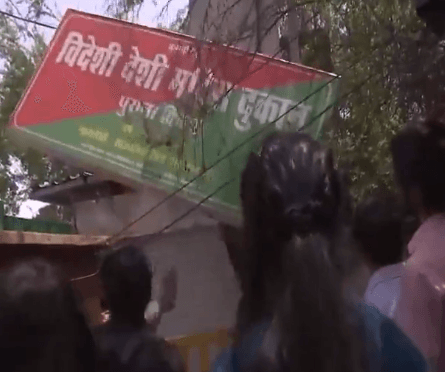 भोपाल में शराब के खिलाफ उठी आवाज: छात्राओं और स्थानीय लोगों का जोरदार प्रदर्शन