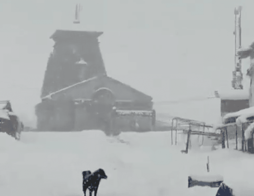 केदारनाथ धाम में भारी बर्फबारी: चारधाम यात्रा की तैयारियों पर असर