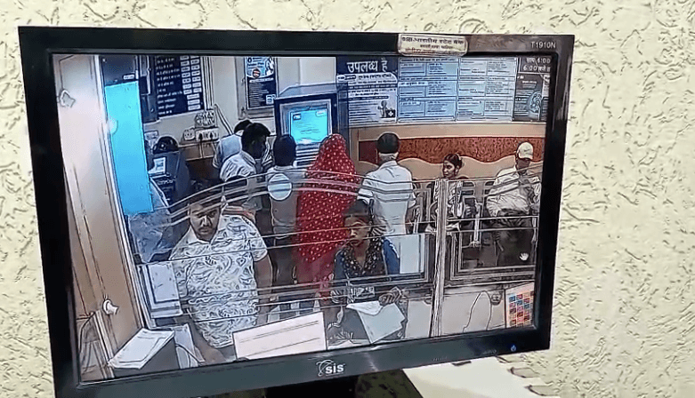 ग्वालियर: बैंक में रिटायर्ड डिप्टी कलेक्टर के बैग से 1 लाख की चोरी, सीसीटीवी फुटेज में दो संदिग्ध महिलाएं