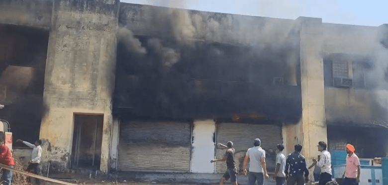 खंडवा में वाणिज्यिक कर कार्यालय में भीषण आग, रिकॉर्ड रूम के दस्तावेज जले