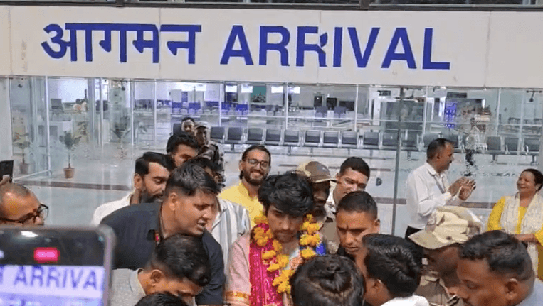 सिडनी ओपेरा हाउस से लेकर न्यू साउथ वेल्स तक बागेश्वर महाराज के प्रवचन, सफल विदेश यात्रा; एयरपोर्ट में लगे गूंजा भारत माता की जय नारे