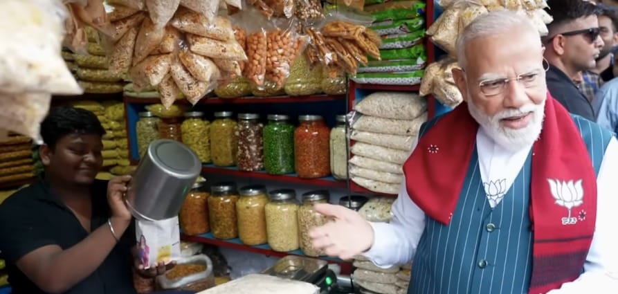 पीएम मोदी का बंगाल दौरा बना टेस्टी मोमेंट, झालमुड़ी और फुचका का लुत्फ; वायरल हुआ वीडियो