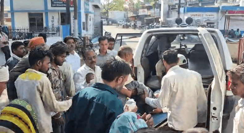 दमोह में बड़ा सड़क हादसा: लग्न समारोह से लौट रही पिकअप पलटी, 12 घायल एक की हालत गंभीर