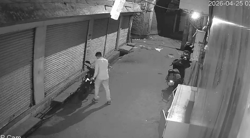 ग्वालियर में पलक झपकते पल्सर बाइक चोरी, CCTV में कैद हुआ शातिर चोर