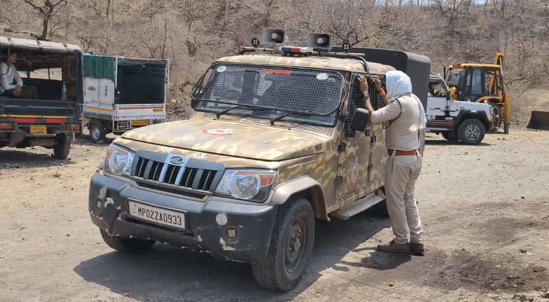 नेपानगर में अतिक्रमण हटाने गई टीम पर पथराव, जेसीबी क्षतिग्रस्त, दो चालक घायल