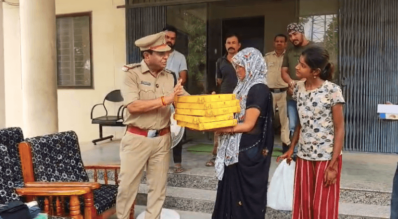 हटा थाना प्रभारी ने गरीब बेटी की शादी में बढ़ाया हाथ, दहेज सामग्री भेंट कर जीता दिल फ्लैट खबर: