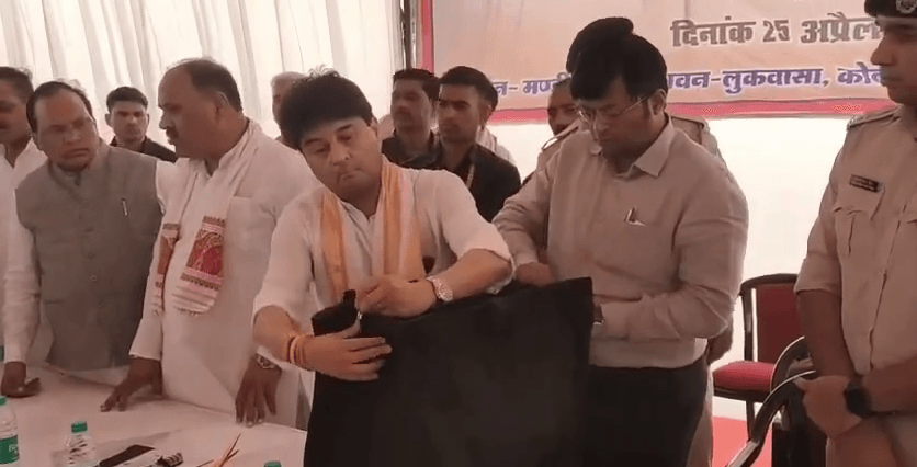 शिवपुरी:लुकवासा जनसुनवाई में सिंधिया ने जनता से लिए आवेदन, कलेक्टर को दिए त्वरित निराकरण के निर्देश