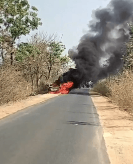 उमरिया में चलती कार में लगी आग, चालक की सूझबूझ से दो लोगों की जान बची