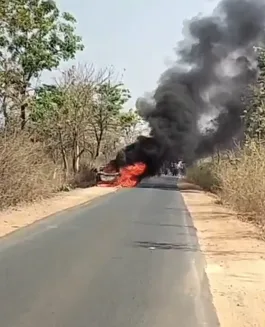उमरिया में चलती कार में लगी आग, चालक की सूझबूझ से दो लोगों की जान बची