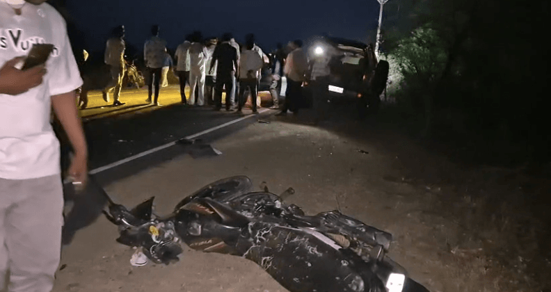 दमोह में कार-बाइक की भिड़ंत, युवक की मौत, एक गंभीर घायल; कार छोड़कर भागा चालक