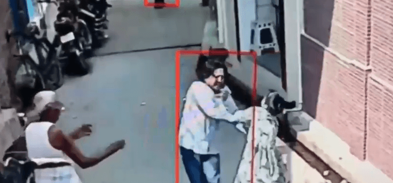 गोरखपुर में ज्वैलरी शोरूम में लूट, ज्वैलर की बेटी ने दिखाई बहादुरी