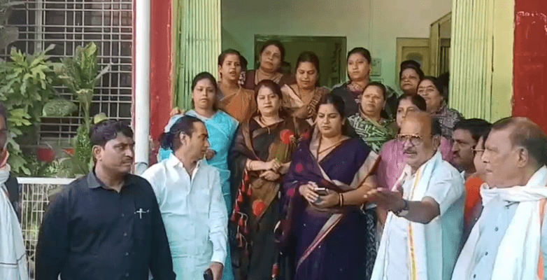 खंडवा: नगर निगम सम्मेलन में नारी शक्ति बंधन कार्यक्रम के दौरान भाजपा-कांग्रेस में तीखी नोकझोंक, माहौल गरमाया