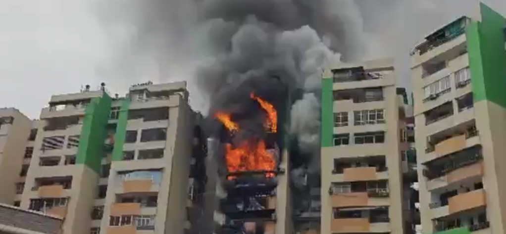 गाजियाबाद की गौर ग्रीन एवेन्यू सोसाइटी में भीषण आग, कई फ्लैट जले, सभी निवासी सुरक्षित बाहर निकाले गए