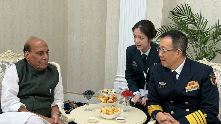 SCO बैठक में भारत-चीन रक्षा मंत्रियों की मुलाकात: राजनाथ सिंह और एडमिरल डोंग जून ने LAC पर शांति और क्षेत्रीय स्थिरता पर चर्चा की