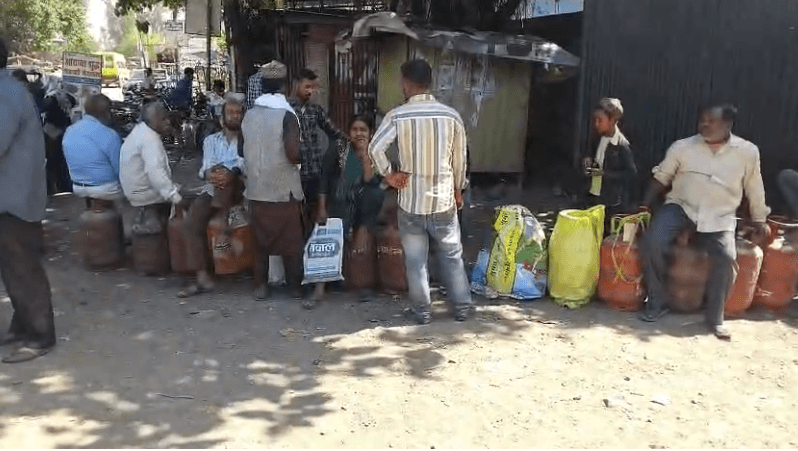 बिजनौर में गैस सप्लाई ठप होने से हंगामा, भीषण गर्मी में लंबी लाइनों में परेशान दिखे उपभोक्ता