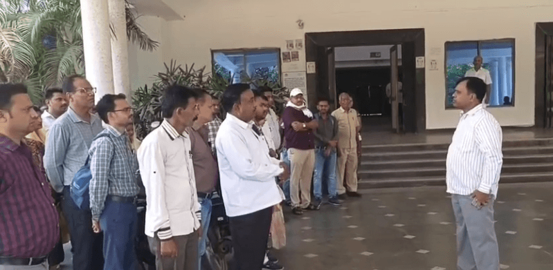 रीवा कलेक्ट्रेट में नवागत कलेक्टर की सख्ती, देर से पहुंचे कर्मचारियों को गेट पर लगाई फटकार