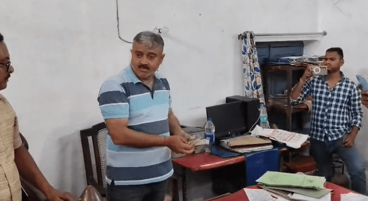 हमीरपुर में चकबंदी विभाग का पेशकार 25 हजार रिश्वत लेते गिरफ्तार, एंटी करप्शन टीम की कार्रवाई