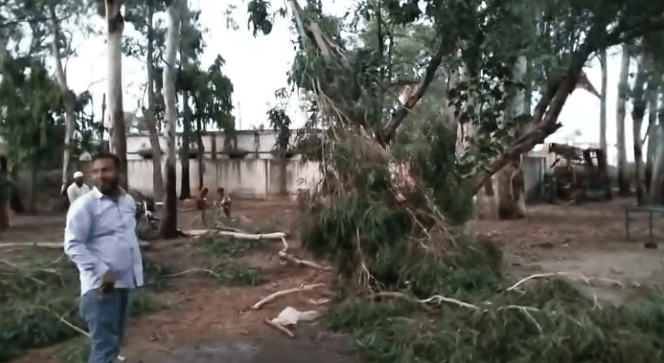 बिजनौर में आंधी-बारिश और ओलावृष्टि का कहर, बारात घर के टीन उड़े, दीवारें गिरीं