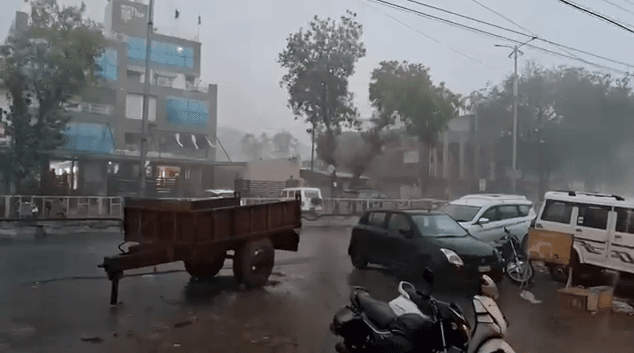 छतरपुर में बदला मौसम, आंधी-बारिश से गर्मी से राहत