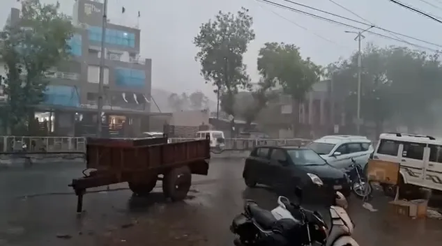 छतरपुर में बदला मौसम, आंधी-बारिश से गर्मी से राहत