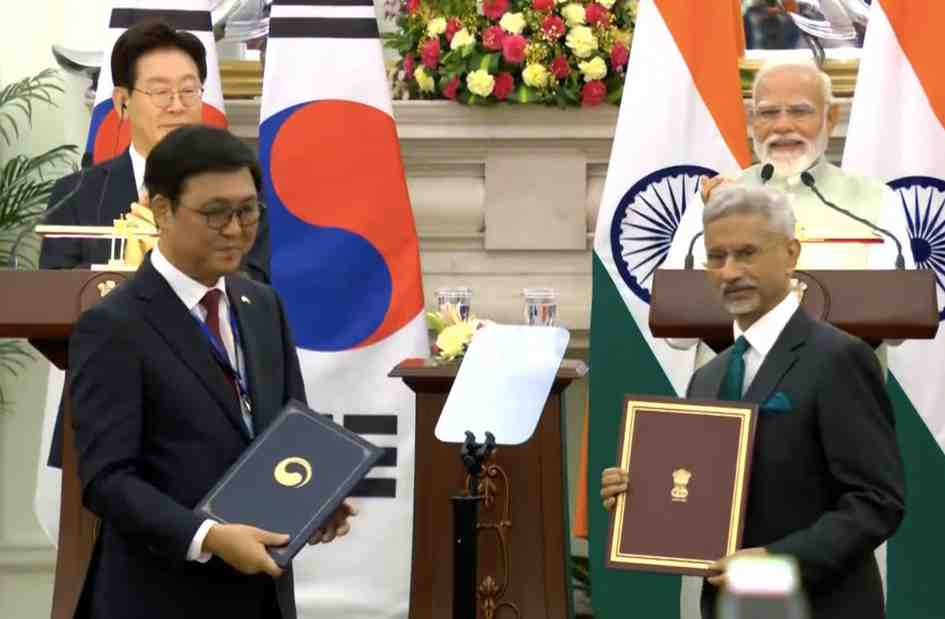 दिल्ली में हाई-प्रोफाइल डिप्लोमैटिक मूव! भारत–कोरिया रिश्तों में नया चैप्टर शुरू; राष्ट्रपति ली जे म्युंग ने राजघाट पहुंचकर महात्मा गांधी को दी श्रद्धांजलि