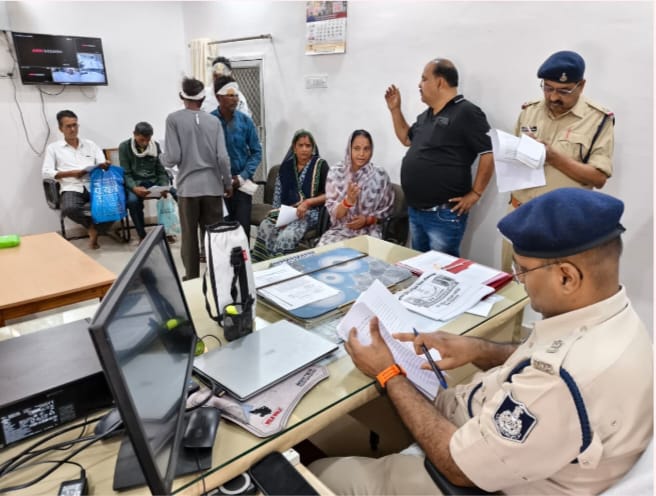 टीकमगढ़ में पुलिस की साप्ताहिक जनसुनवाई पहल से बढ़ रहा विश्वास; समस्याओं का हो रहा त्वरित समाधान