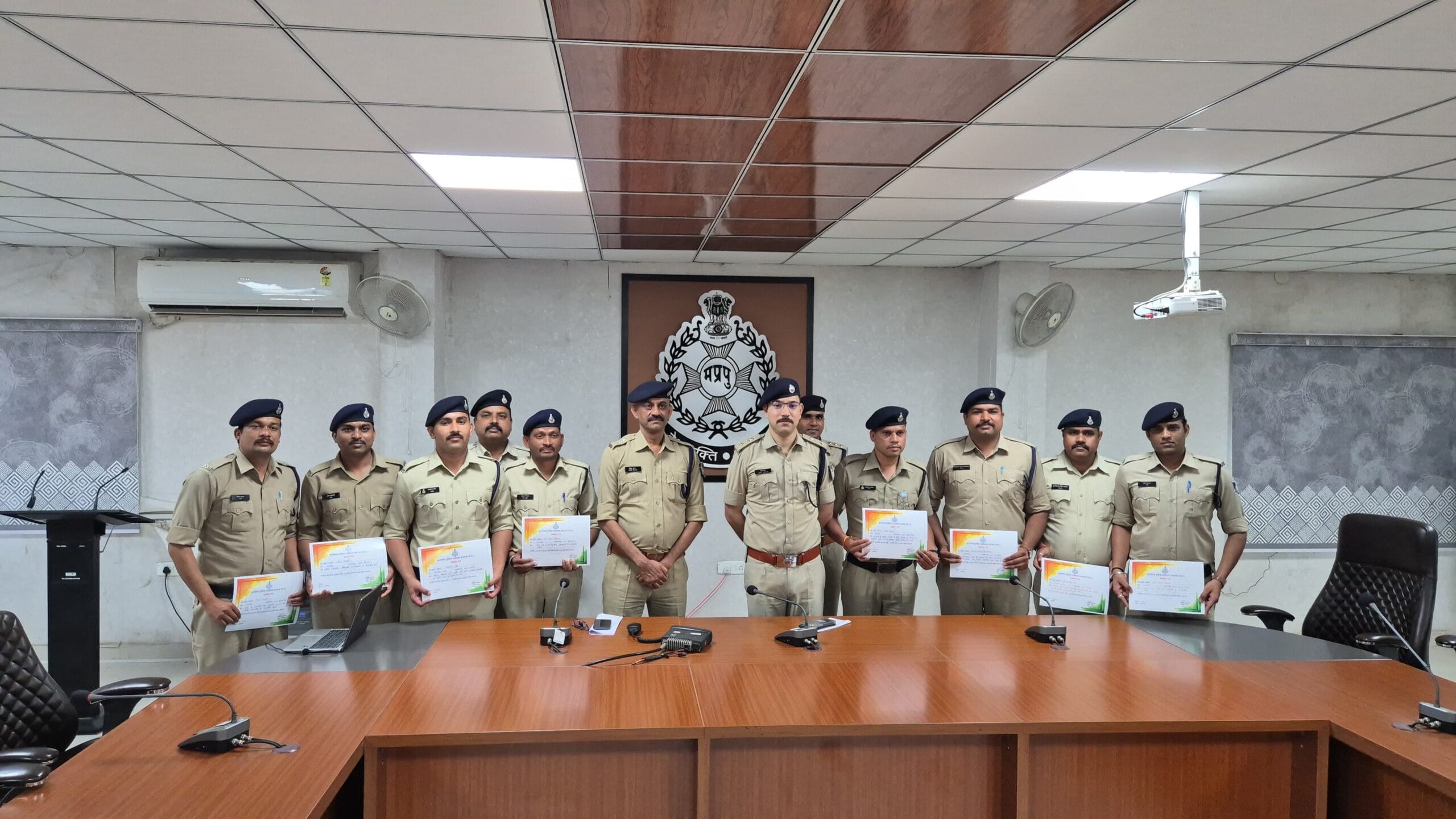 रतलाम पुलिस की नई पहल: उत्कृष्ट कार्य करने वाले 19 पुलिसकर्मी सम्मानित
