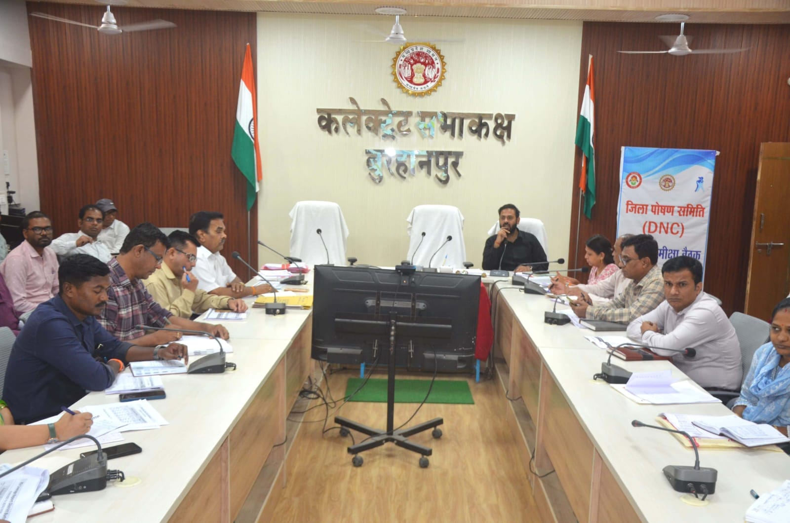 बुहरानपुर: कलेक्टर हर्ष सिंह के निर्देश पर शासकीय कार्यों की समीक्षा, स्वास्थ्य-महिला बाल विकास और बैंकिंग योजनाओं पर हुई अहम बैठक