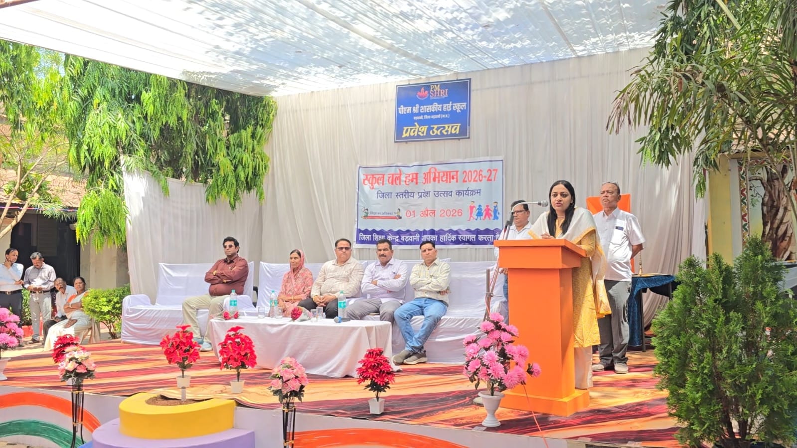 बड़वानी: ‘स्कूल चले हम’ अभियान की शुरुआत, बच्चों का तिलक लगाकर किया स्वागत