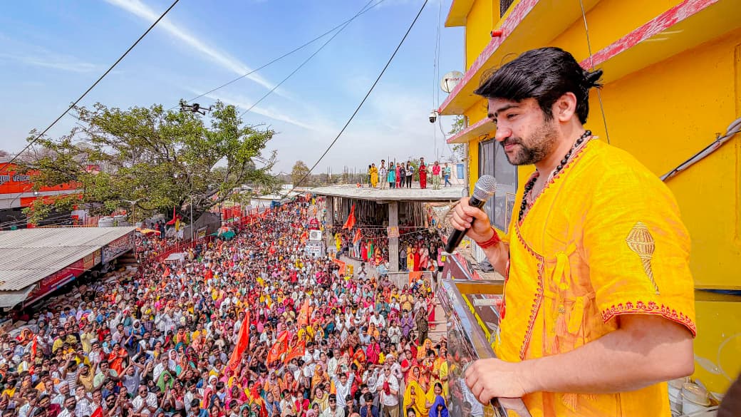 छतरपुर: धीरेंद्र कृष्ण शास्त्री ने किया हनुमत यज्ञ, हनुमान जयंती पर भक्तिमय हुआ बागेश्वर धाम