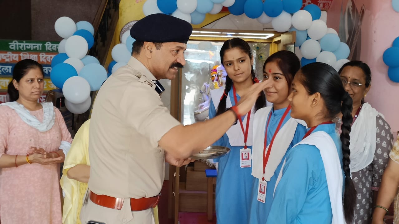 खंडवा: शाला प्रवेशोत्सव में कलेक्टर ने विद्यार्थियों से किया संवाद, एसपी ने बताए सफलता के टिप्स